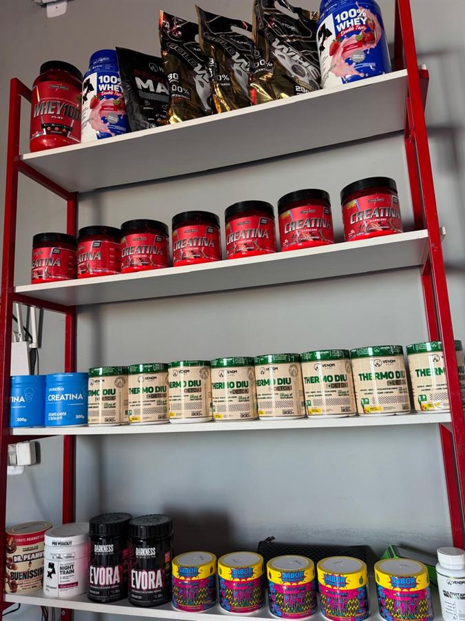 Prateleira de suplementos disponíveis na Olympia Academia